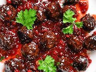 Рецепта Малки телешки кюфтенца със сос от червени боровинки